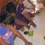 pic_article_Ladies_in_slums_making_paper_bags